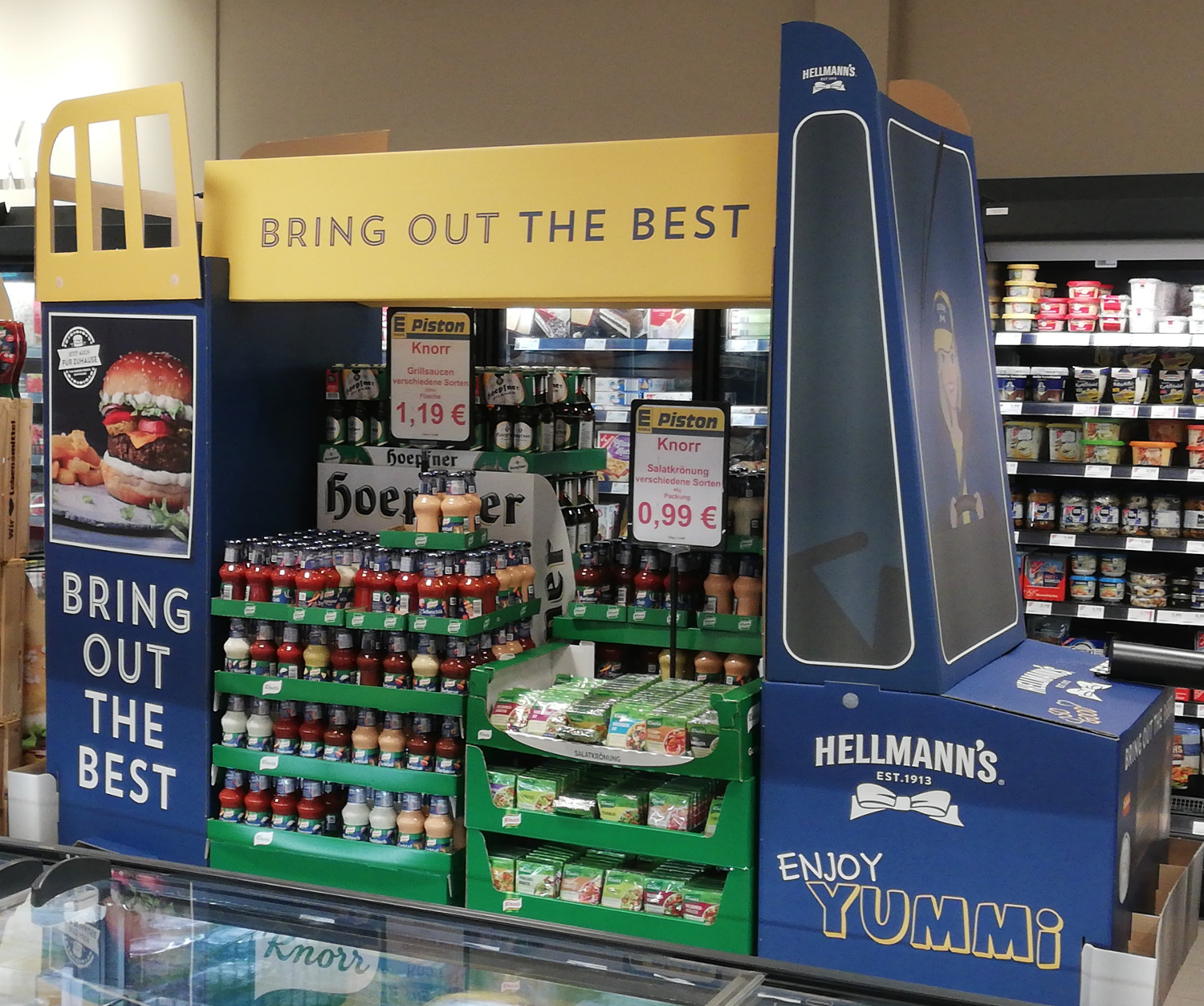 Diese In-Store Promotion von Hellmann's ist komplett mit Konkurrenzprodukten gefüllt.