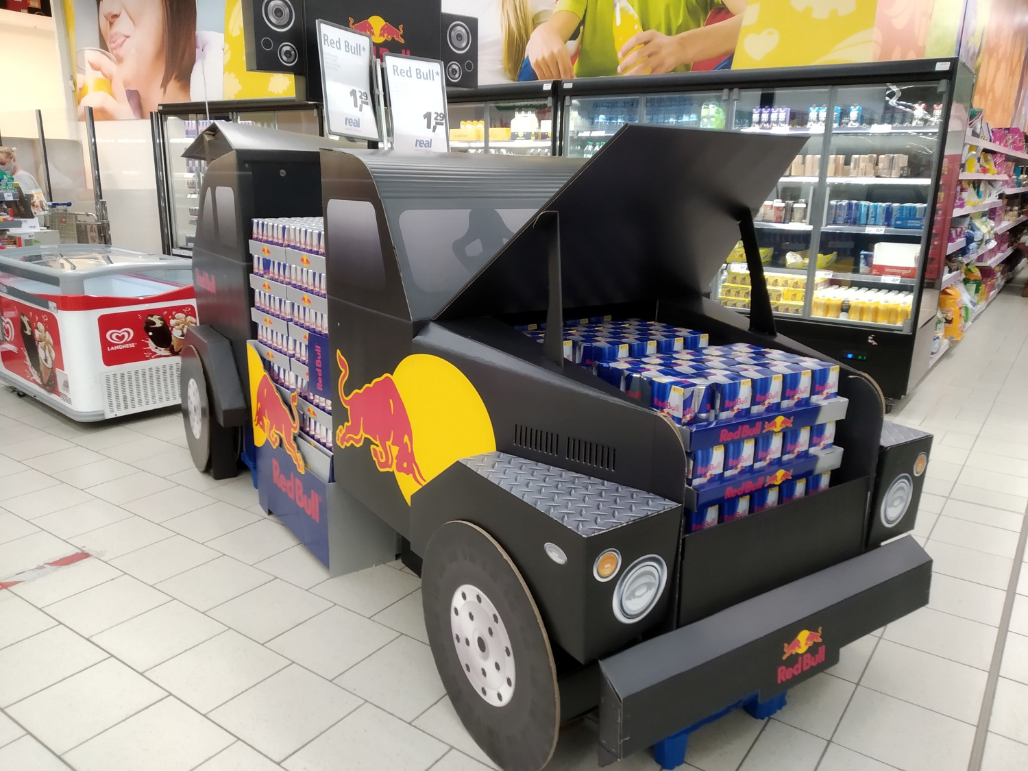 Red Bull setzt auch auf vier Räder: In den Supermärkten wird im Sommer 2020 mit einem Geländewagen-Display geworben.