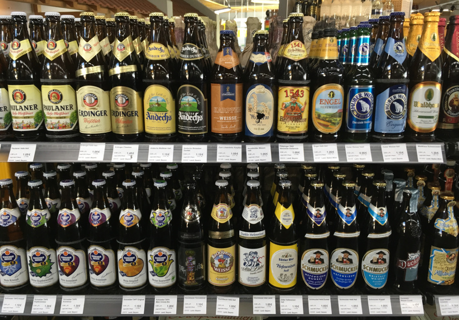 Beispielregal im Getränkefachhandel mit Bierspezialitäten