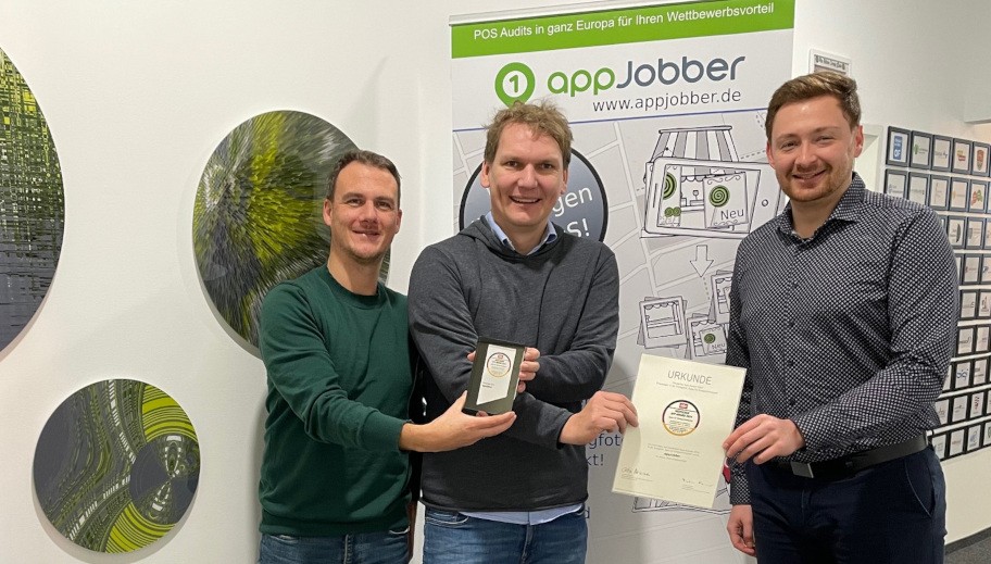 Die App appJobber wurde mit dem Deutschen App-Award 2024 ausgezeichnet. Sven Mayer (Abteilungsleiter / Head), Dr. Robert Lokaiczyk (Geschäftsführer und Gründer), Dominic Lenhart (Teamleiter Operations) von appJobber mit der Urkunde und dem Pokal.